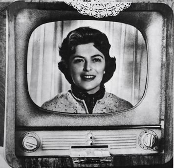 Unul dintre primele televizoare din România: "Rubin 102" - un aparat "2 în 1", dotat chiar şi cu o telecomandă cu fir!