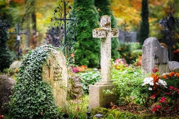 De ce prezenţa în cimitir, unde sunt înmormântaţi cei dragi, ne dă mai multă energie şi ne scapă de stresul cotidian? O explicaţie ezoterică…