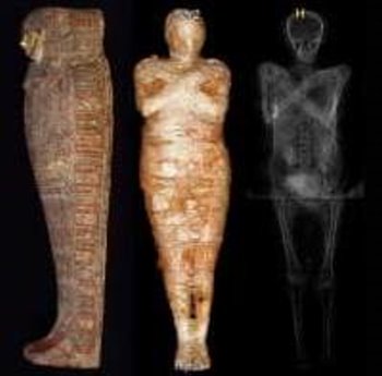 Arheologii polonezi au rămas şocaţi când au descoperit mumia unei femei însărcinate de 2 milenii! Trebuia să fie preot...