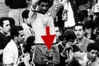 În 1962, la finala Campionatului Mondial de Fotbal, cineva "din viitor" făcea fotografii cu telefonul mobil, care încă nu se inventase!? Misterul unei imagini...