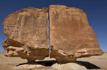 A fost piatra antică de la Al-Naslaa tăiată de nişte extratereştri / zei, cu un laser imens? O enigmă nedezlegată...