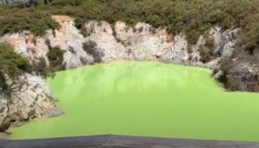 "Baia Diavolului" din Noua Zeelandă - un lac de care ar fi bine să staţi departe...