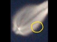 Un obiect misterios, asemănător unei meduze şi însoţit de 4 luminiţe, a apărut pe cerul Rusiei. Fac ruşii vreun experiment secret?