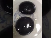 O gâscă din China depune ouă cu gălbenușuri negre! Ce se întâmplă!?
