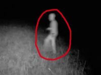 Un vânător american a fost uluit să vadă pe camera video o apariţie bizară: o fiinţă "din alte lumi", cu un "cap bulbos"