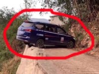 Un videoclip ce te ţine în suspans total: un şofer face o întoarcere nebună a unei maşini, chiar pe marginea prăpastiei!