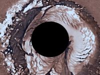 Chiar există o "gaură neagră" la polul nord al planetei Marte? Fotografie reală sau Photoshop?