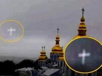 O cruce albă şi misterioasă a fost surprinsă pe cer deasupra Catedralei Sf. Mihail din Kiev. Un semn divin?