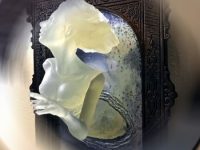 O sculptură înfiorătoare: fantoma victoriană care iese dintr-o oglindă
