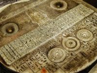 Arheologie interzisă: misterioasa tăbliţă egipteană, veche de 4.500 de ani, care este similară cu panoul de control al unui avion