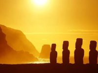 Statuile uriaşe de pe Insula Paştelui îi reprezintă pe "roboţii - extratereştri" care au aterizat acolo cu mult timp în urmă?