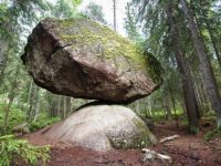 În Finlanda, există această formaţiune geologică bizară: deși stânca de sus pare să fie gata să cadă în orice moment, ea nu se clinteşte nici măcar 1 milimetru!