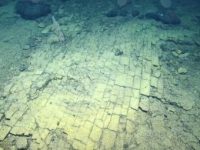 O formaţiune misterioasă a fost descoperită pe fundul Oceanului Pacific: un "drum din cărămizi galbene"!