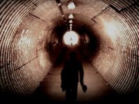 Într-un videoclip halucinant, un bărbat susţine că ar fi descoperit locaţia unui aşa-zis tunel misterios din Munţii Bucegi