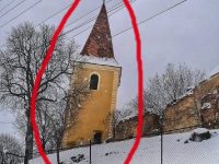 Sfidează legile fizicii şi nu se prăbuşeşte: turnul înclinat de la Ruşi, din apropiere de Sibiu