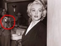 Ce ţine în mână femeia din spatele vedetei Marilyn Monroe? Un smartphone cu cameră foto, în anii '50-'60!??