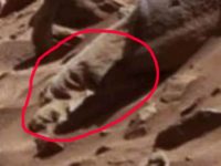 Capul unei imense statui necunoscute apare pe planeta Marte, într-o fotografie NASA?
