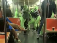 Trăim într-o lume halucinantă: un grup de femei, îmbrăcate ca nişte "goblini verzi" au atacat oamenii în metrou