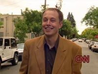 Ce-a făcut Elon Musk când i-au intrat în cont primele 22 de milioane de dolari în 1999? Şi-a cumpărat în faţa CNN o maşină de 1 milion de dolari!