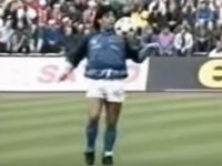 Fantasticul Maradona i-a făcut pe ceilalţi fotbalişti să îngheţe, în momentul în care jongla mingea pe ritmul melodiei "Live Is Life"