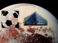 Pe Pluto, poți arunca o minge mai sus decât Marea Piramidă din Giza! Ea ar cădea înapoi după 47 de secunde...