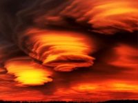 Nori lenticulari roşii şi "apocaliptici" au fost văzuţi în nordul Rusiei. Ce se întâmplă?