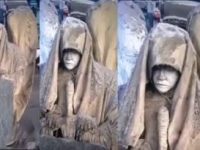 Minerii din Siberia au dezgropat din permafrost o statuie ciudată a unui înger, cu scut și sabie