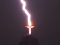 Statuia lui Iisus Hristos din Rio de Janiero a fost lovită de un fulger! Semn din ceruri?
