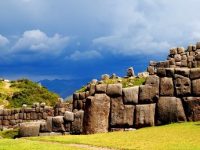 În aşezarea antică Sacsayhuaman (Bolivia), se află cel mai mare monolit prelucrat artificial: cântăreşte 20.000 de tone şi pare a fi făcut de zeii-extratereştri...
