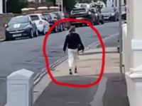 Un videoclip bizar arată o femeie "înghețată în timp" pe stradă