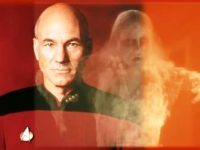 Căpitanul Jean-Luc Picard din serialul SF "Star Trek: The Next Generation" a avut experienţe din alte dimensiuni în lumea noastră, într-o casă din Los Angeles