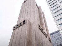 Un misterios zgârâie-nori de 29 de etaje, fără nicio fereastră, se află situat în mijlocul New York-ului. Ce secrete se ascund în spatele său?