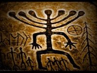 Misterul petroglifului de 7.000 de ani din Siberia: cine este figura cu 7 capete?