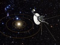 Sonda spaţială NASA Voyager 1, ieşită din sistemul nostru solar, trimite în mod repetat semnale misterioase de "1 şi 0" din spaţiul interstelar în care se află acum