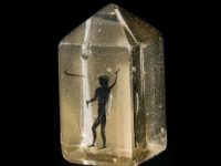 Un "diavol" mic vitrificat într-o prismă de sticlă! Un artefact incredibil din secolul al XVII-lea, expus la Muzeul de Istorie a Artei din Viena