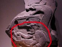 Uluitorul monolit străvechi din Mexic: pe el e desenat un "astronaut" care are o cască, o manetă şi un microfon?