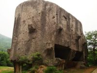Megaliți colosali la Yangshan Quarry (China): cine i-a transformat?