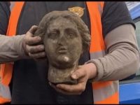 Statuie romană misterioasă dezgropată de un muncitor în construcții în Anglia
