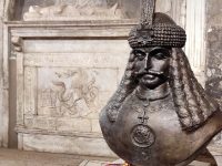 Italienii cred că mormântul lui Vlad Ţepeş, faimosul domnitor valah, s-ar afla la ei, la Napoli. Însă, toate legendele spun că el se află îngropat la Snagov...