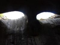 Dumnezeu sau Diavolul? Ai cui ochi mistici urmăresc vizitatorii prin peștera Prohodna din Bulgaria?