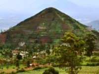 Această presupusă piramidă are 25.000 de ani vechime, dar cercetătorii spun că nu a fost construită de oameni Această presupusă piramidă are 25.000 de ani vechime, dar cercetătorii spun că nu a fost construită de oameni