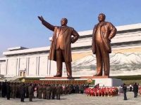 Cum e viaţa în Coreea de Nord? În piaţă se vând câini congelaţi, la şcoli nu există hârtie igienică, iar nord-coreenii trebuie să se tundă la fel - ne dezvăluie fiul unui diplomat care a locuit acolo Cum e viaţa în Coreea de Nord? În piaţă se vând câini congelaţi, la şcoli nu există hârtie igienică, iar nord-coreenii trebuie să se tundă la fel - ne dezvăluie fiul unui diplomat care a locuit acolo