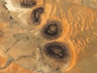 NASA surprinde trei formaţiuni negre misterioase în Sahara, care sunt mai vechi decât dinozaurii NASA surprinde trei formaţiuni negre misterioase în Sahara, care sunt mai vechi decât dinozaurii