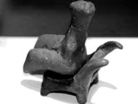 Printre figurinele de lut, vechi de 6.000 de ani, găsite în cadrul Culturii Gumelnița (Muntenia / România), descoperim mese rotunde, scaune cu spătar şi fotolii cu braţe!