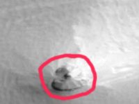 O navă spaţială extraterestră gigantică a fost fotografiată în anul 2000 pe planeta Marte?