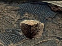 O misterioasă piramidă triunghiulară de pe Marte - fotografiată de NASA din 2001 până în 2016 O misterioasă piramidă triunghiulară de pe Marte - fotografiată de NASA din 2001 până în 2016