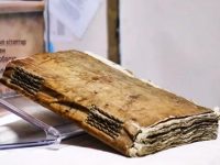 Manuscrisul din piele umană din Kazahstan: un manuscris latin antic, cu o copertă realizată din piele umană, din care doar 10 din 330 de pagini au fost descifrate. Ascunde secrete pe care nimeni nu le-a descoperit pe deplin... Manuscrisul din piele umană din Kazahstan: un manuscris latin antic, cu o copertă realizată din piele umană, din care doar 10 din 330 de pagini au fost descifrate. Ascunde secrete pe care nimeni nu le-a descoperit pe deplin...