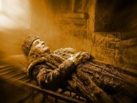 Un mare mister: de ce Ştefan cel Mare a fost înmormântat direct pe 13 bare de fier, fără sicriu? De ce nu i s-a trecut data morţii pe mormânt? Un mare mister: de ce Ştefan cel Mare a fost înmormântat direct pe 13 bare de fier, fără sicriu? De ce nu i s-a trecut data morţii pe mormânt?