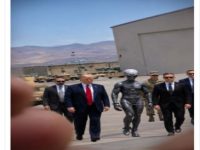 Trump postează pe propria reţea socială o fotografie în care apare alături de un extraterestru încătuşat! Ce mesaj vrea să ne transmită? Trump postează pe propria reţea socială o fotografie în care apare alături de un extraterestru încătuşat! Ce mesaj vrea să ne transmită?