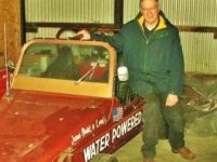 Stanley Allen Meyer (1940-1998) susţinea că a inventat maşina cu motor pe apă, ce consuma sub 2 litri apă / 100 km. El a murit subit în restaurant, ţipând în gura mare: "M-au otrăvit!" Stanley Allen Meyer (1940-1998) susţinea că a inventat maşina cu motor pe apă, ce consuma sub 2 litri apă / 100 km. El a murit subit în restaurant, ţipând în gura mare: "M-au otrăvit!"